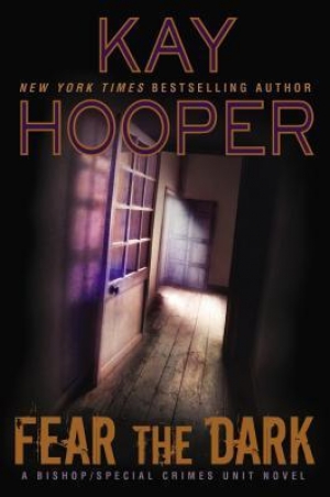 обложка книги Fear the Dark - Kay Hooper