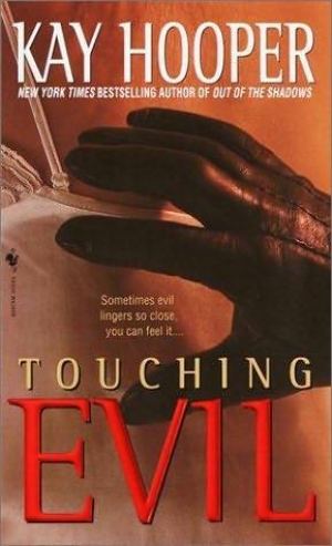 обложка книги Touching evil - Kay Hooper