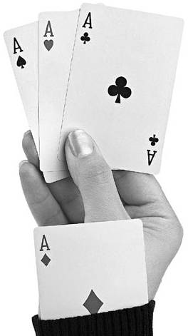 колода карт для покера. карты вскрыты. необычные игральные карты. вскрываем карты. стол для карточных игр.