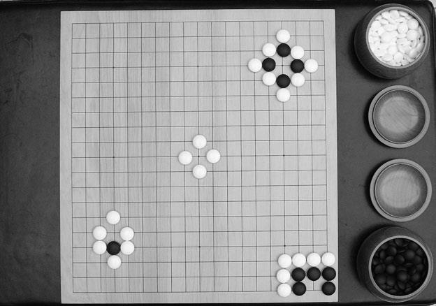 Игра черно белыми фишками как называется. Поле для игры в го. Доска для игры в го. Игра черные и белые камушки. Игра го картины