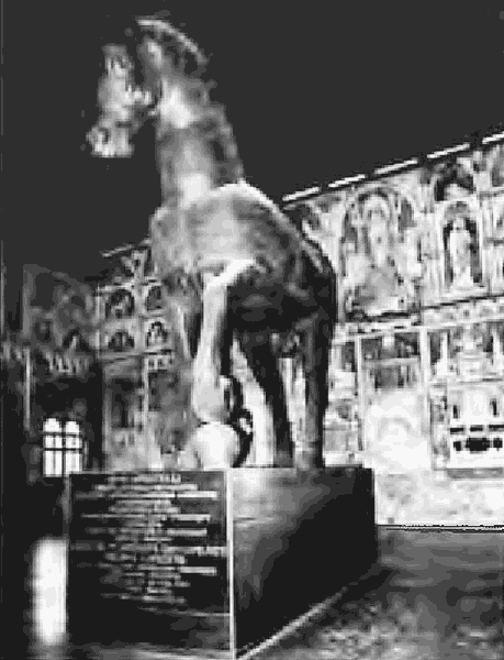 Пытка лошадью. Деревянный конь памятник. Лошадь на постаменте скульптура Италия. Боярский на скульптуре коня. Придумать проект памятника лошади.