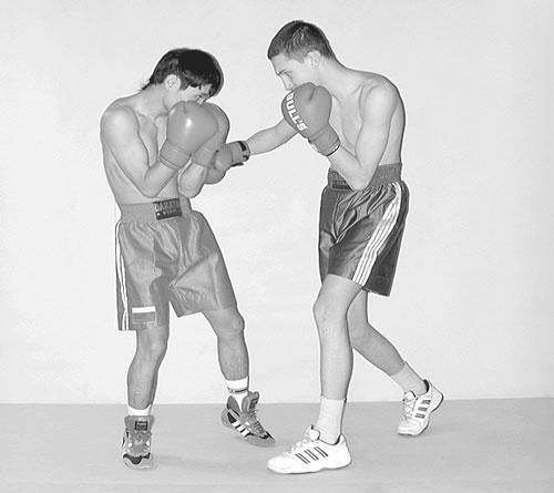 Джеб кросс в боксе. Бокс как бить боковой. Бокс как бить боковой. Техника выполнения бокового удара в боксе. Техника ударов руками.